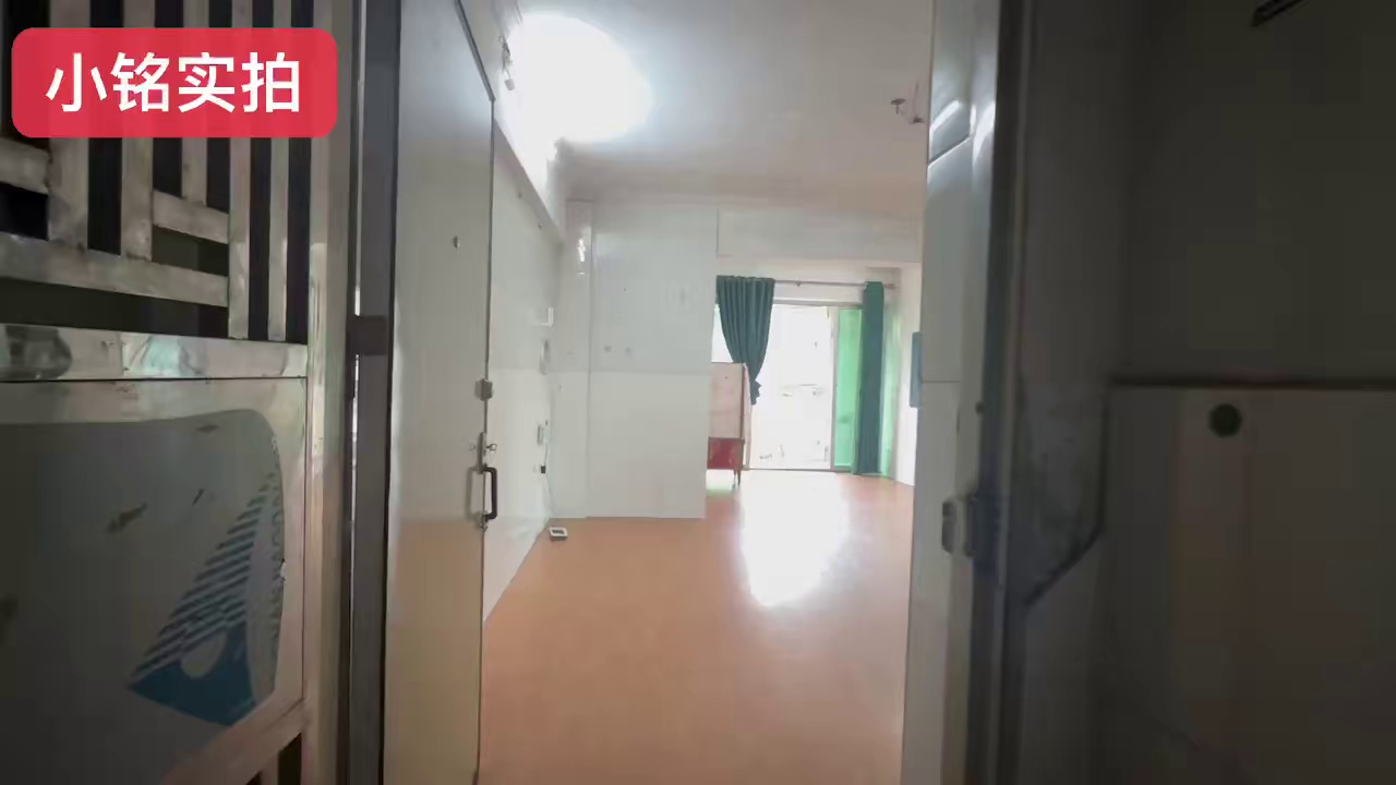 大浪南路.江南百货附近.电梯超大两房一厅2400.押一付一.民水民电.