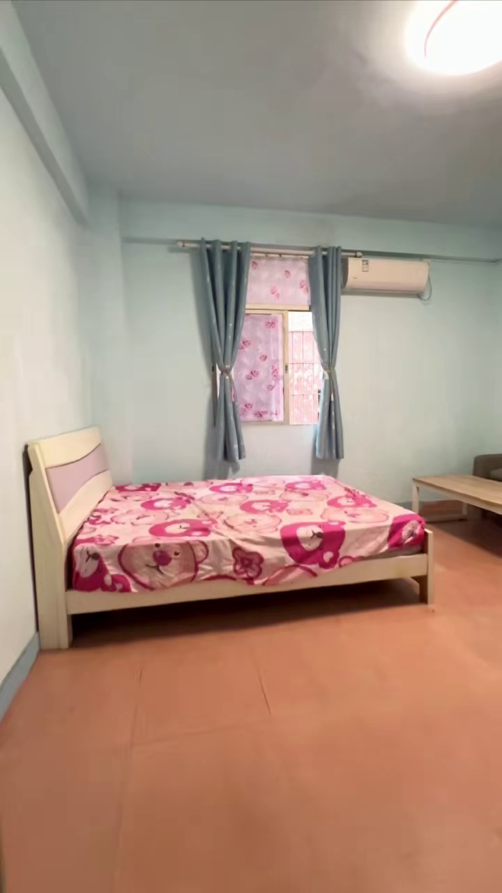 地址:公明下辇新村 户型:单间 价格:750包管理 详情:楼梯房,采光好,空间大,家电齐全,拎包入住