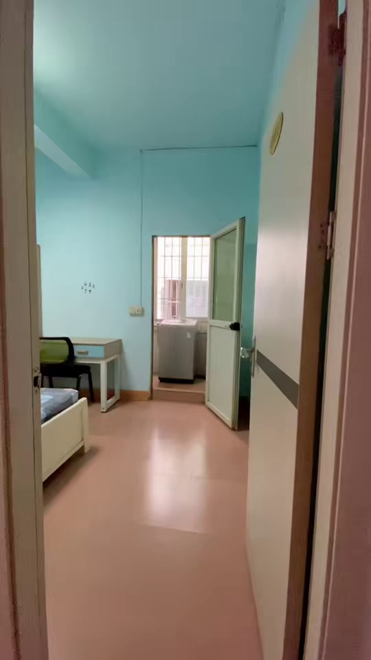 地址:公明下辇新村 户型:大单间 价格:620包管理 详情:楼梯,采光好,空间大,家电齐全,拎包入住