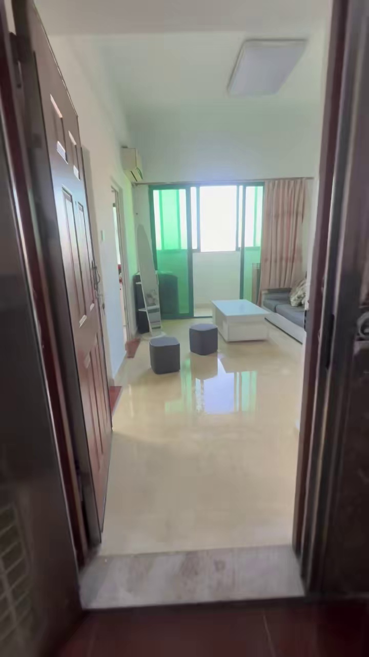 龙华地铁口附近大一房一厅,带阳台 租金2200,可停车月