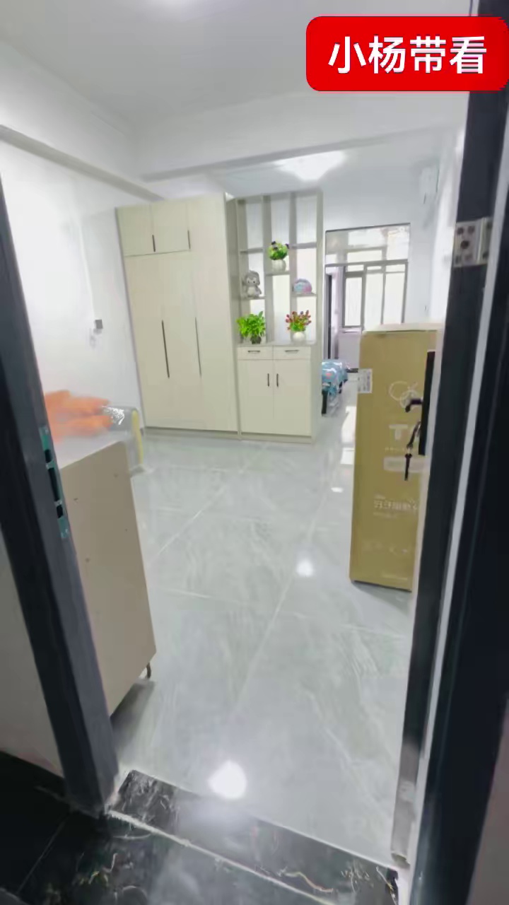 大浪时尚小镇,隔断一房1600包管理费 免费停车,好停车,电梯房,随时看房