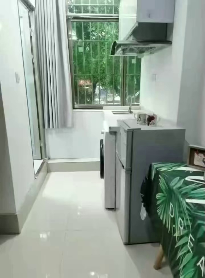 近龙华天虹 复式单间 租金:1080 采光一流