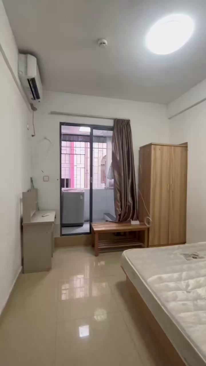 [租金]:1400 [地铁]:布吉站 [房型]:大单间 [位置]:布吉街一村 [装修]:精装3楼拎包入住 [说明]:3.5.14线地铁口3分钟