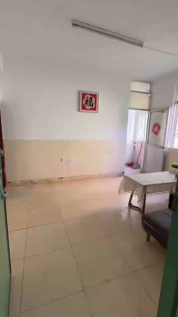 南山地铁口a出口 向南东村503房 大一房一厅 带阳台 采光通风 房态更新中 3180