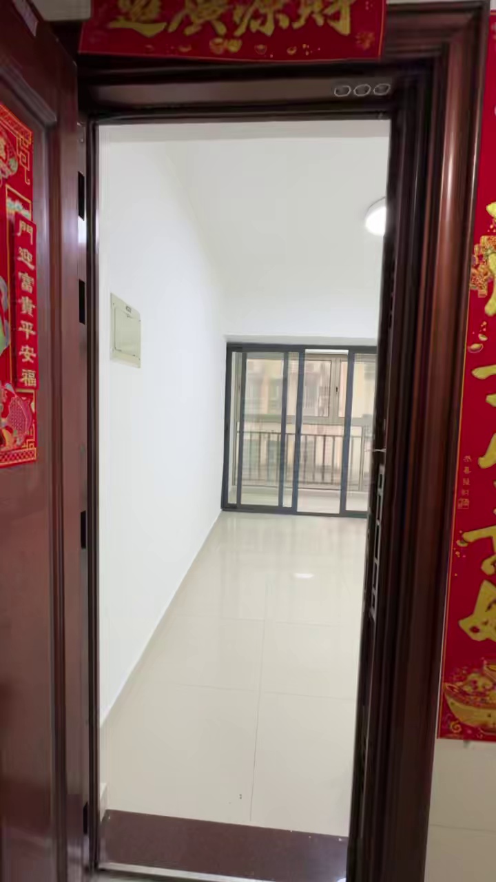 隔壁香蜜湖一号22万 平方米,带福田外国本部学位 福田景田景华苑西座804,45平方米,价格135万,管理费3 平方米,水表独立,通燃气,电表独立 租金4800 月