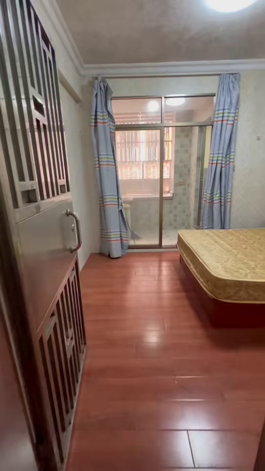 位置:公明横岭新村 户型:单间 价格:650 详情:楼梯,采光好,空间大,家电齐全,拎包入住,临近地铁