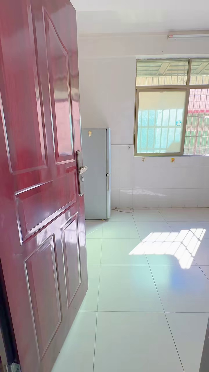 白石厦彩虹缤纷城电梯七楼一室一厅1500包物业网络