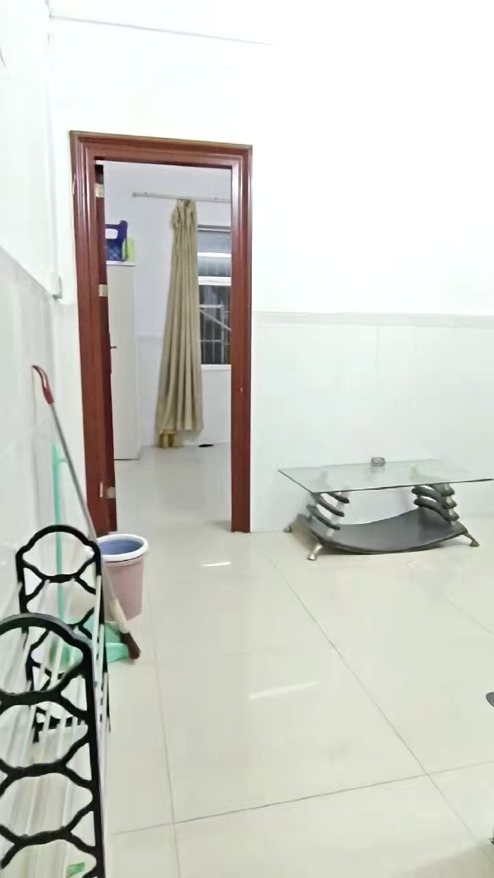 布吉莲花路一房一厅拎包入住租1300